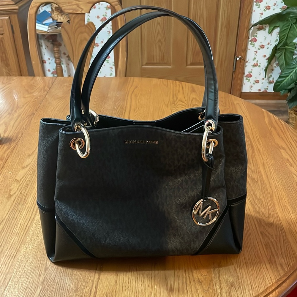 Michael Kors black shoulder bag in excellent pre- owned shape